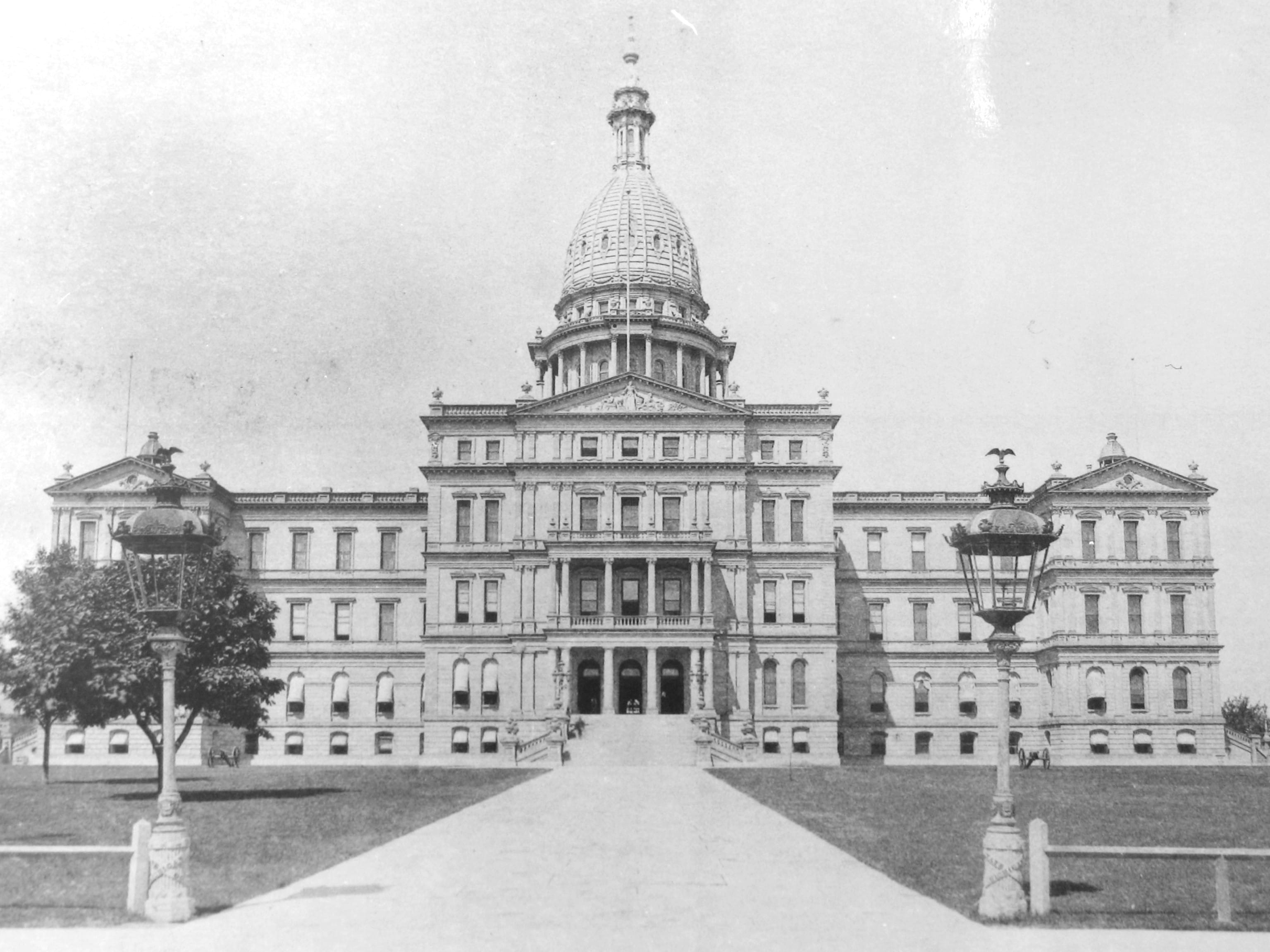 An early exterior image of the Michigan State Capitol c. 1890. Note the large gas lampposts in the foreground. Photo Courtesy of the Archives of Michigan