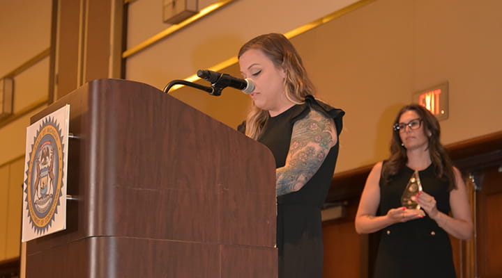 2025 Agent of the Year speaking to the crowd at the podium