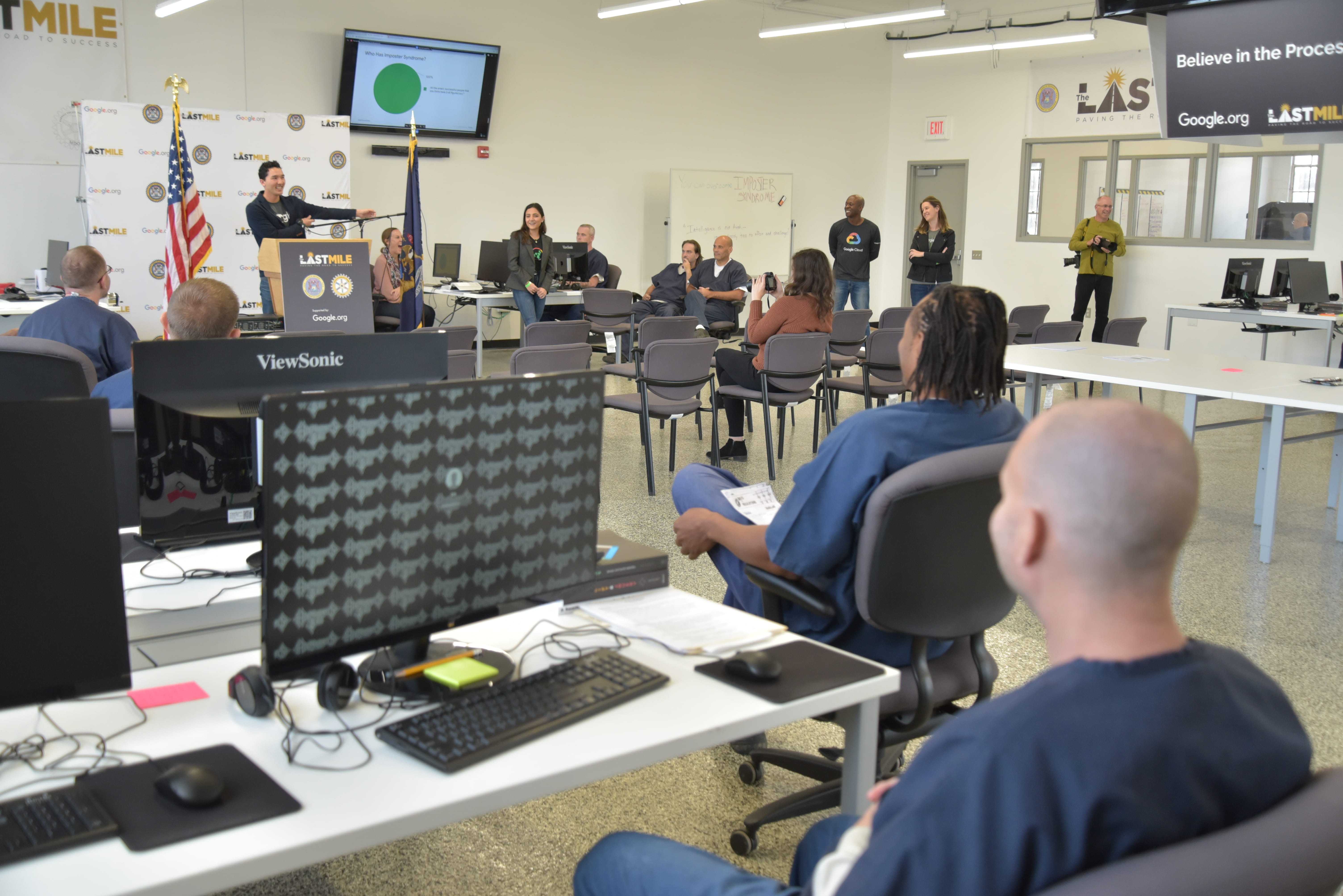 Photo of a prisoner in a computer class.