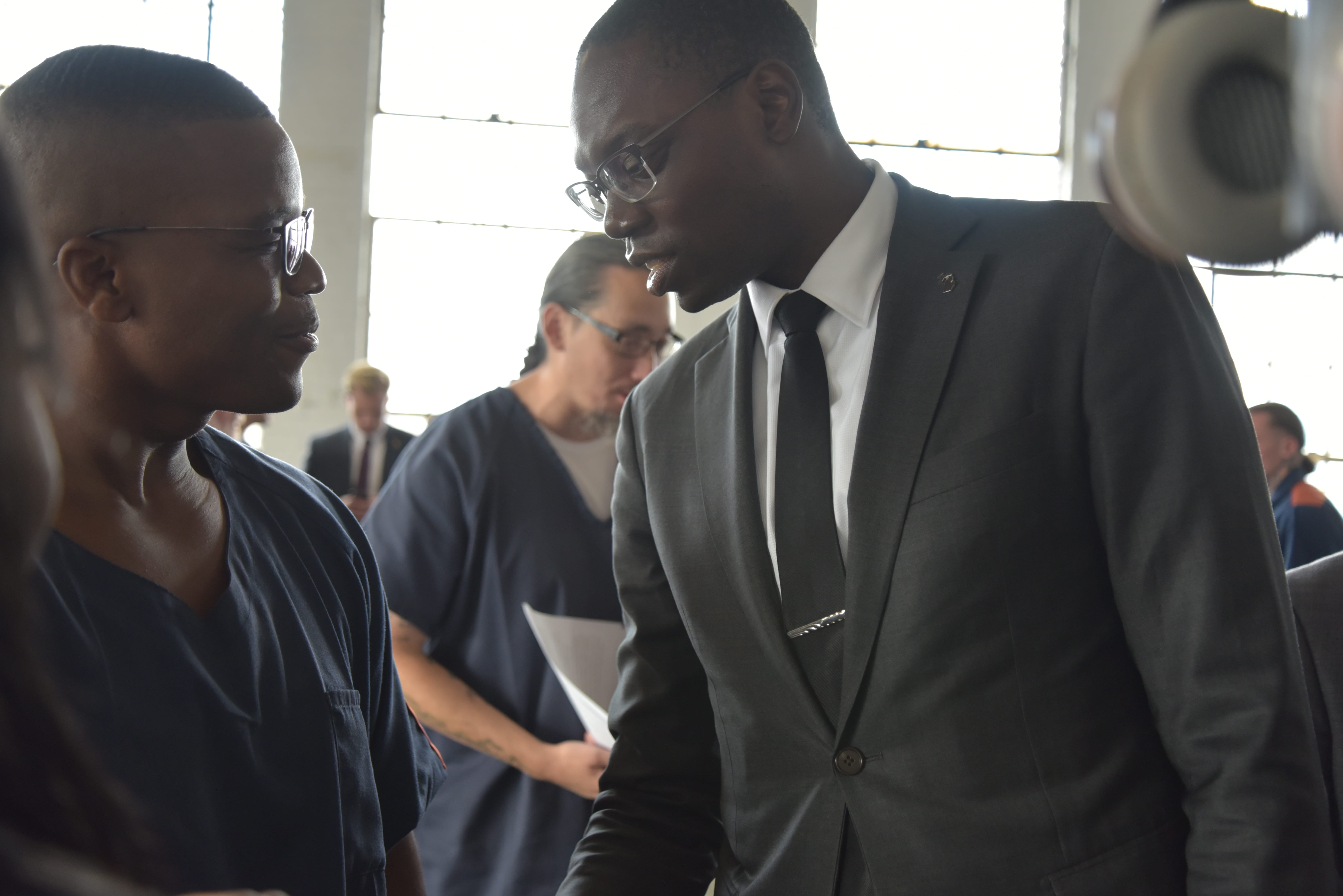 Photo of Lt. Governor Gilchrist speaking with a prisoner.