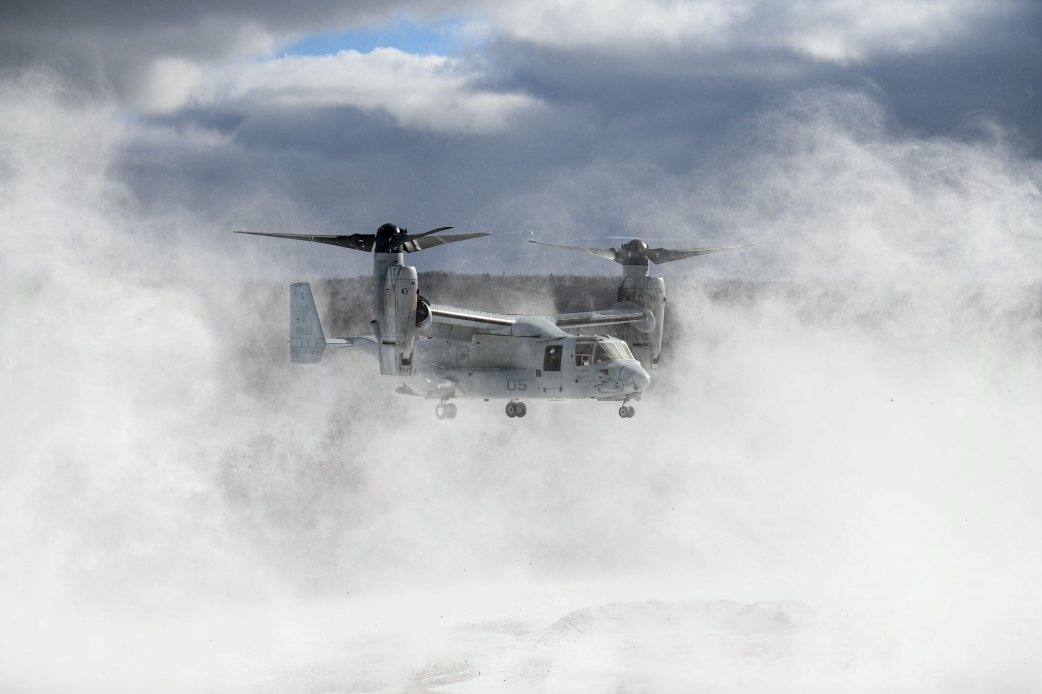 osprey aircraft touching down through snow