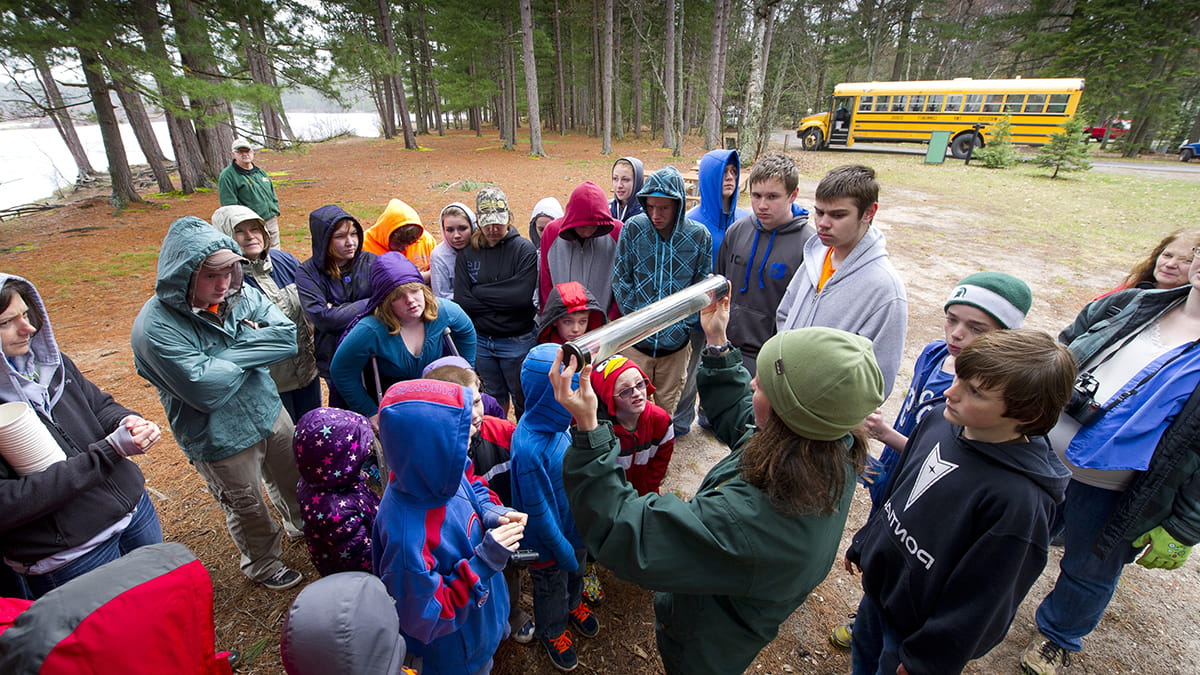 interpreter teaches a school group