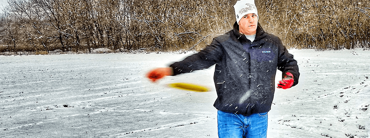 man throwing disc golf