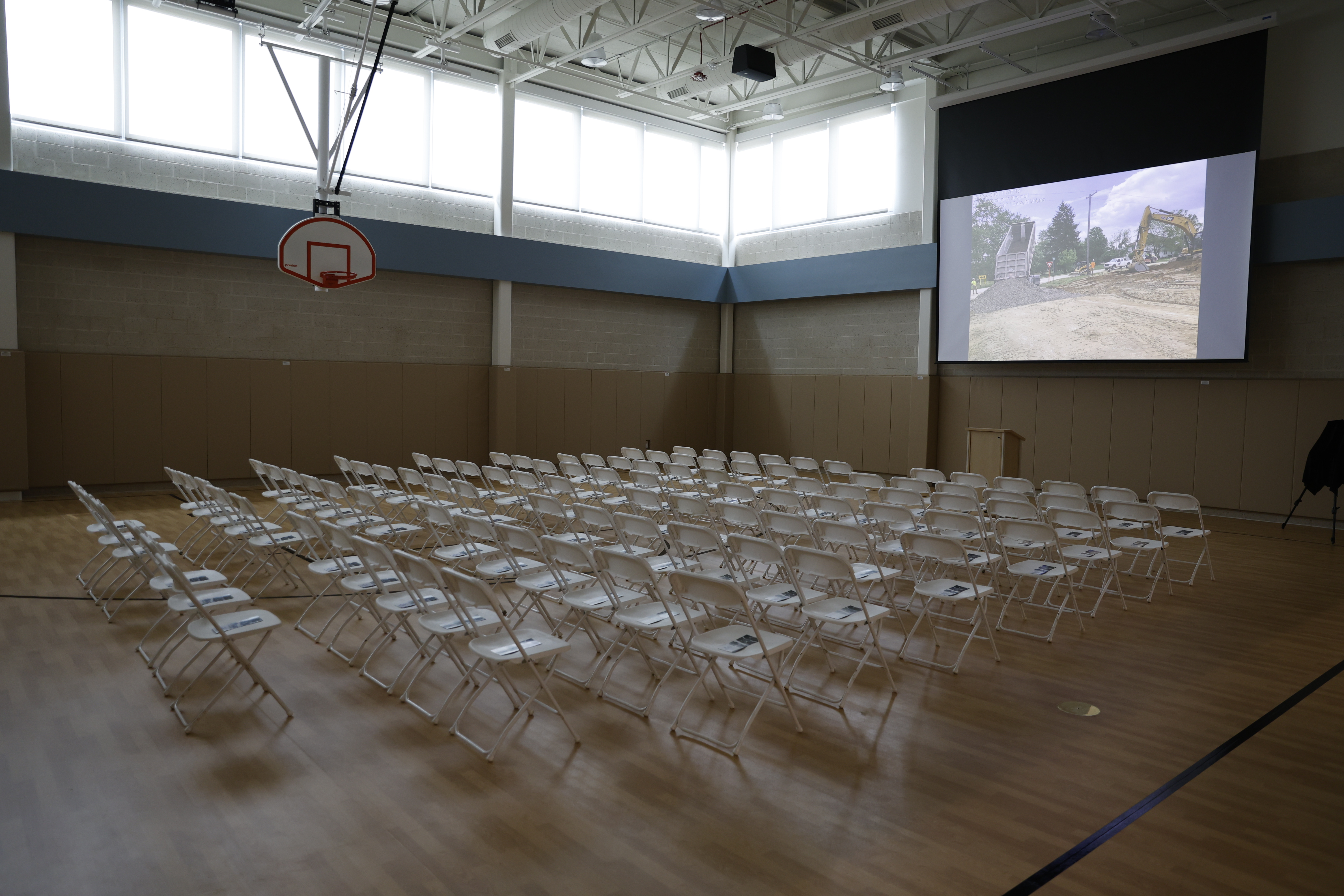 Photo in the Caro Psychiatric Hospital. Photo of a public meeting area.