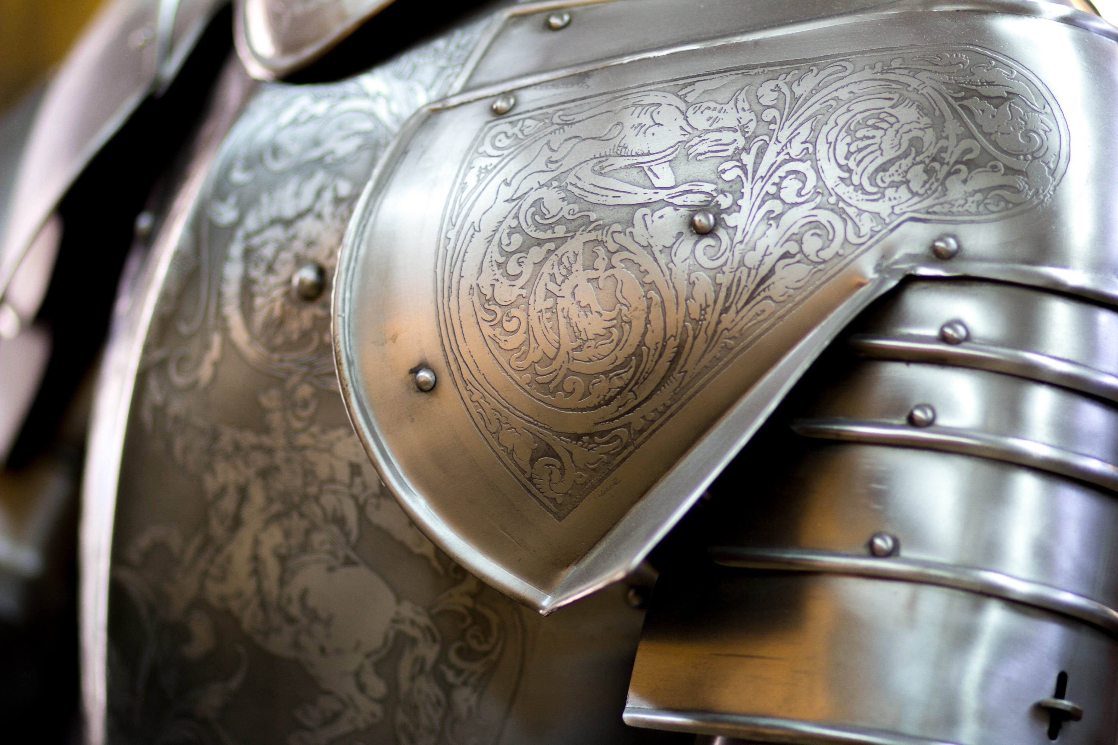 the top half of a suit of armor