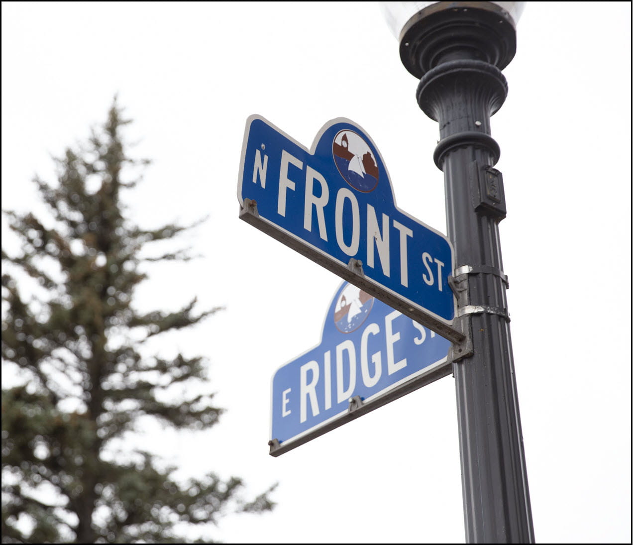 street signs of Front St and Ridge St intersecting