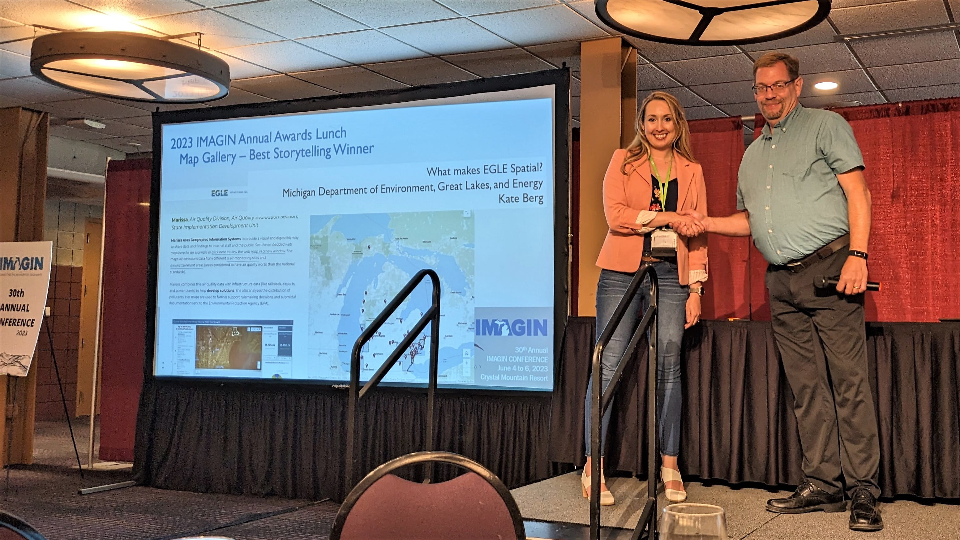 Kate Berg accepts Best Storytelling Award for story map at IMAGIN conference.