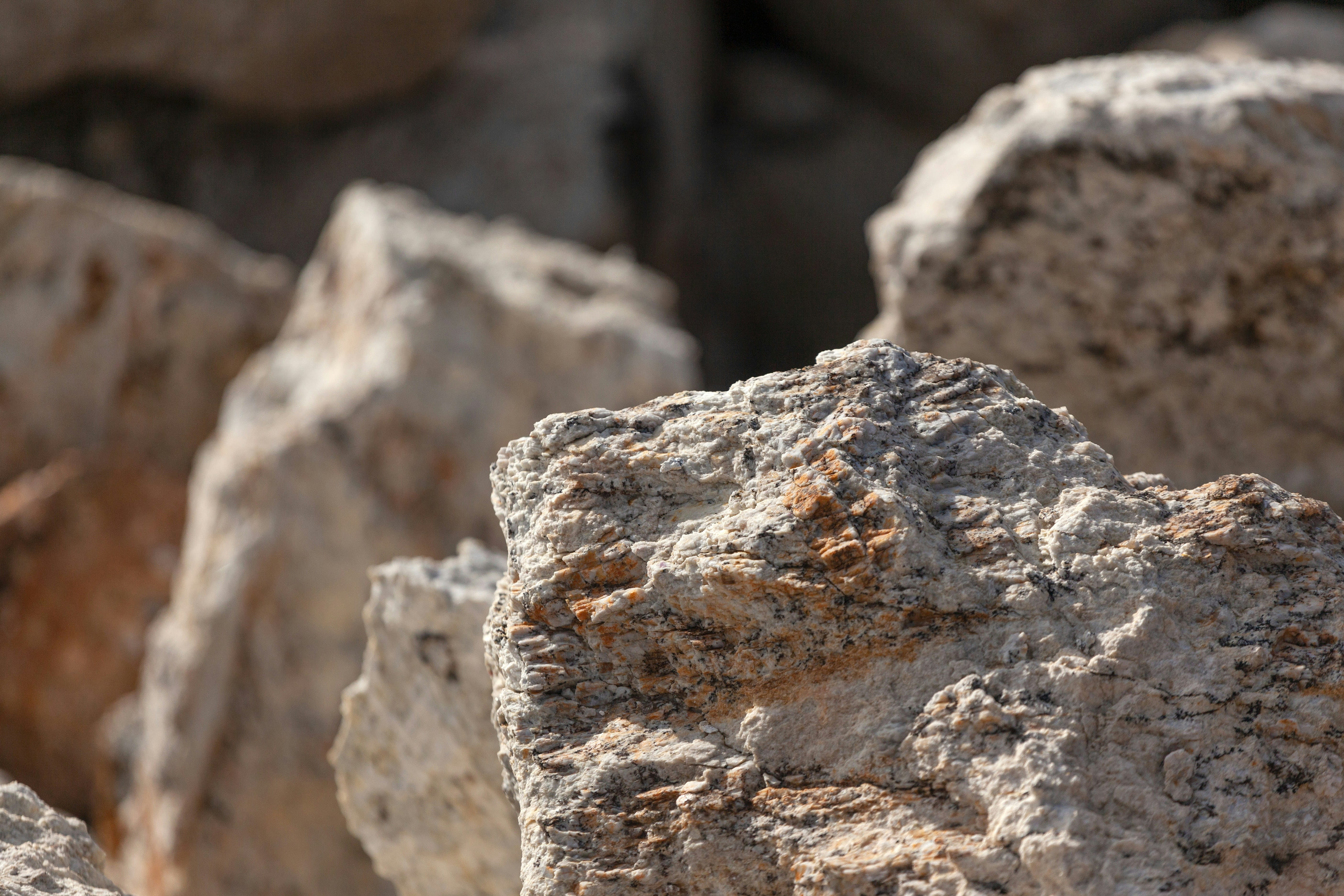 Lithium rock ore