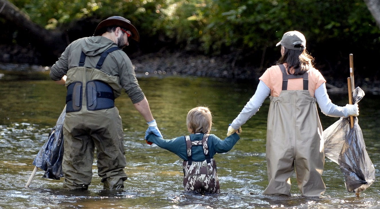 Volunteers cleaning river