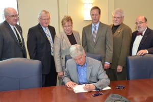 Governor Rick Snyder signing Executive Order 2011-7.