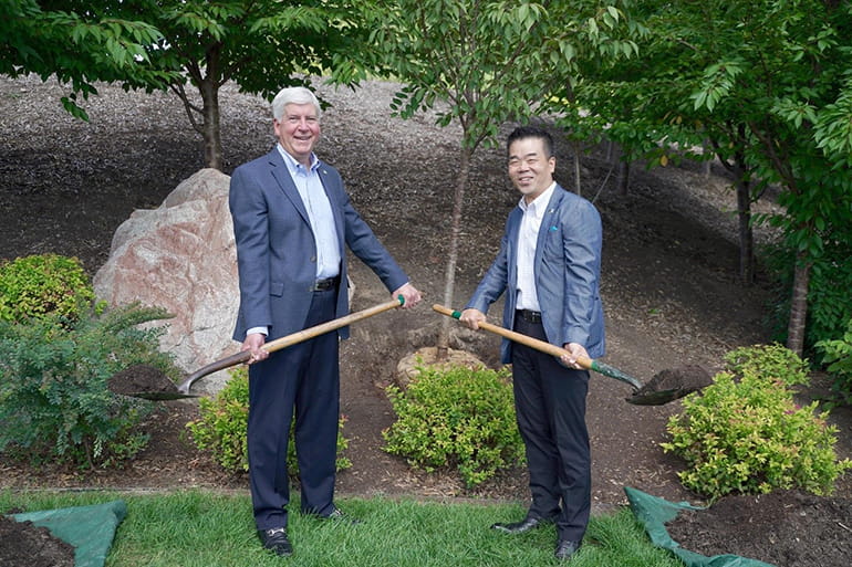 Gov. Snyder and Shiga Gov. Mikazuki at a ceremonial tree planting Gov. Snyder and Shiga Gov. Mikazuki at a ceremonial tree planting