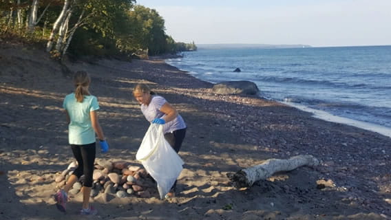 Washington Middle School students cleaning Calumet Waterworks Beach
