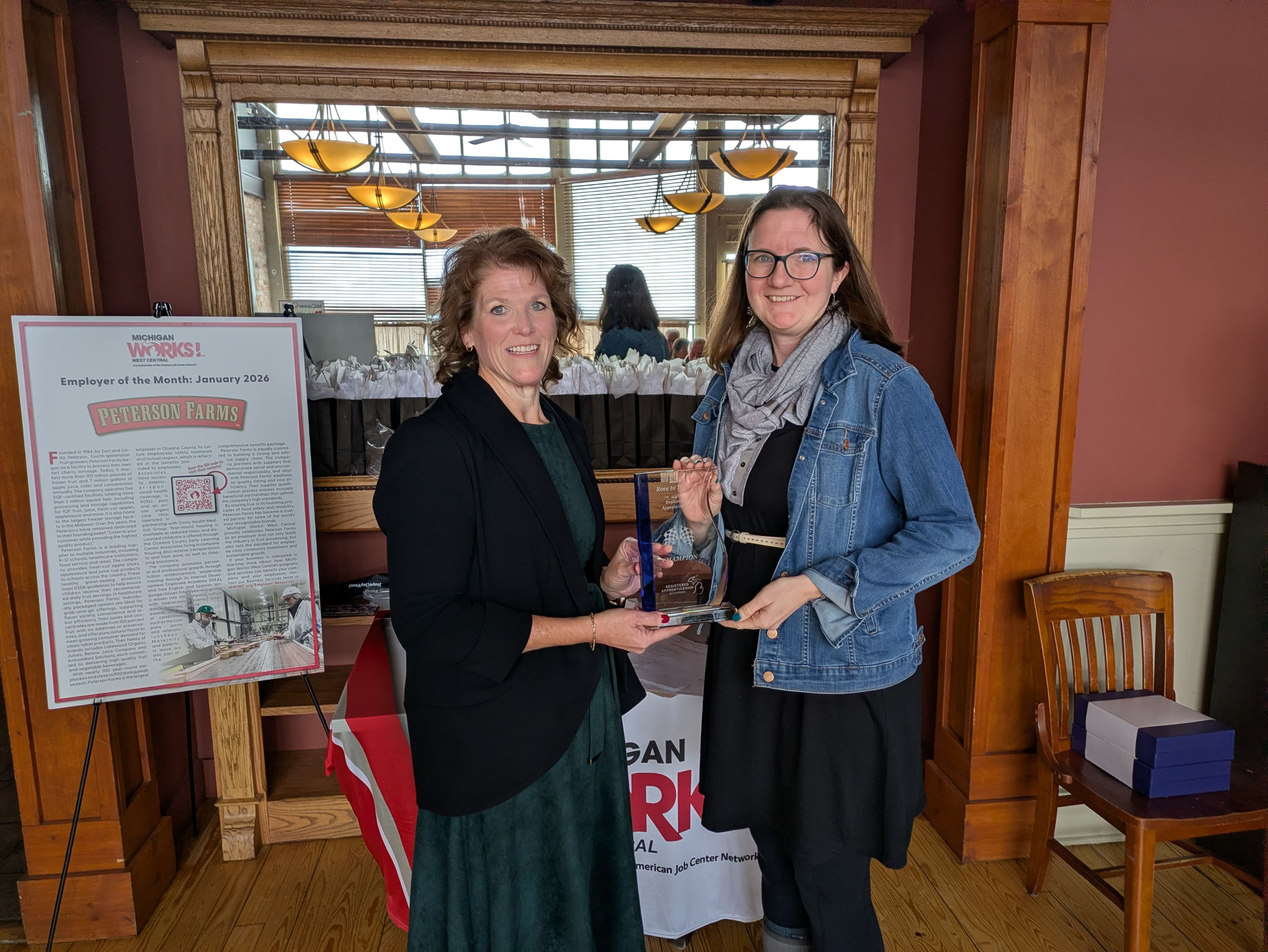 Shelly Keene handing an award to a representative from Oaktree Academy.