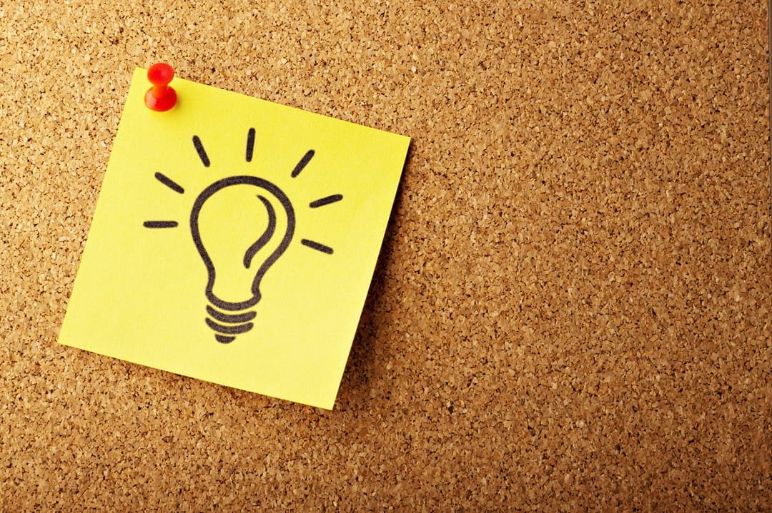 A post-it note with an image of a light bulb drawn on it.