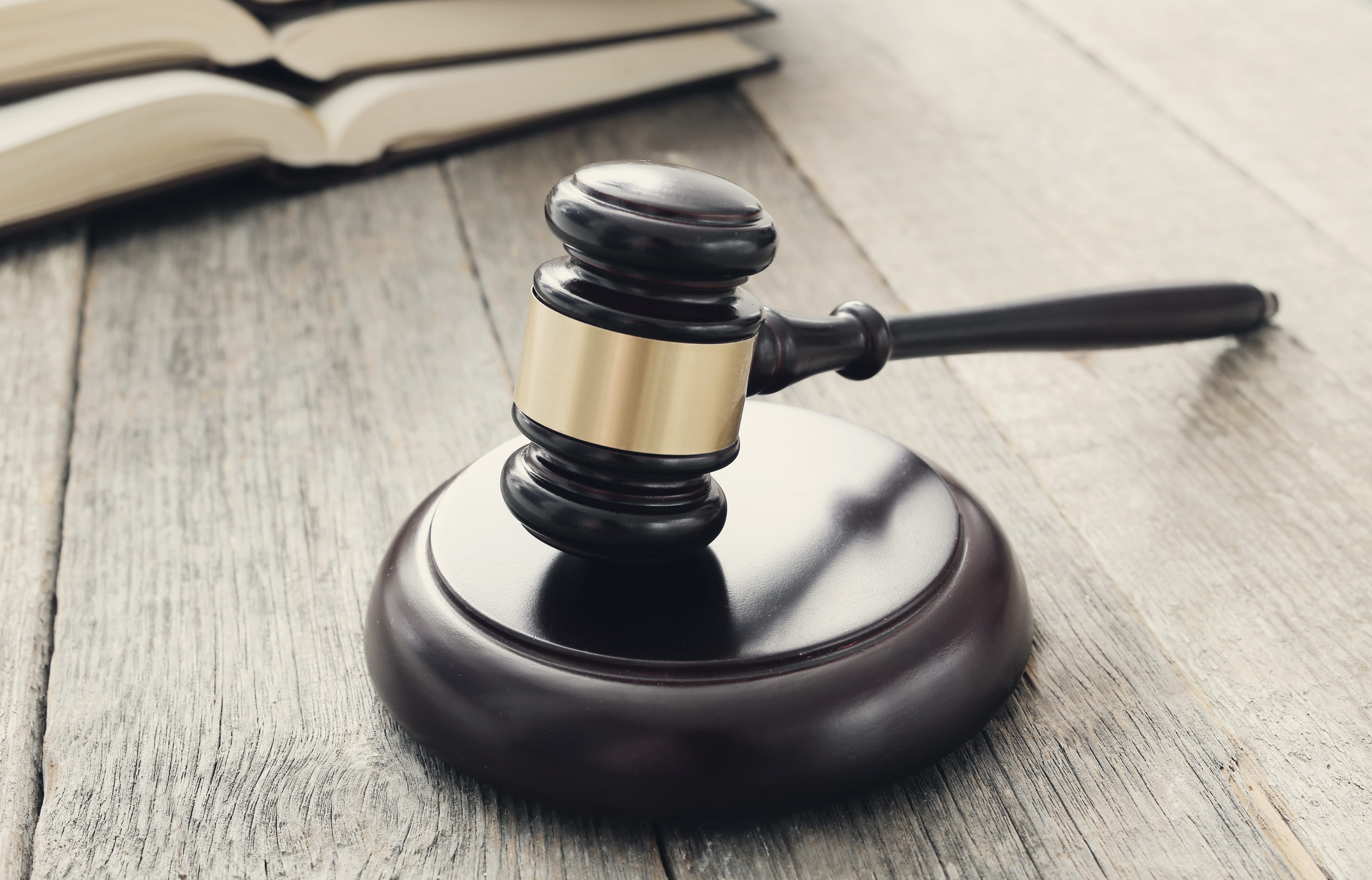 court hammer and books 