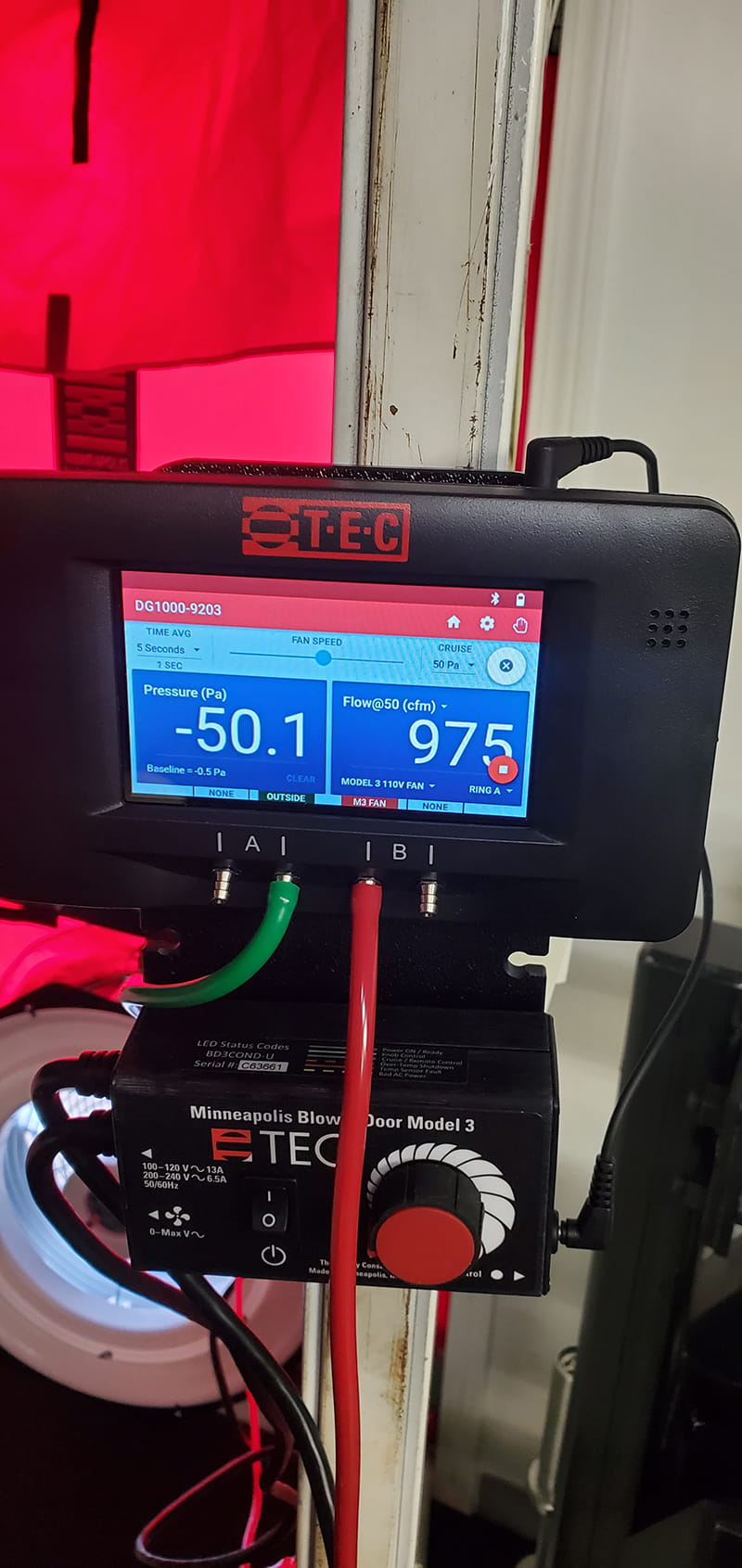 The manometer screen showing pressure and air movement