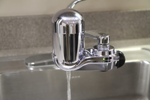 Running faucet with a faucet-mounted water filter