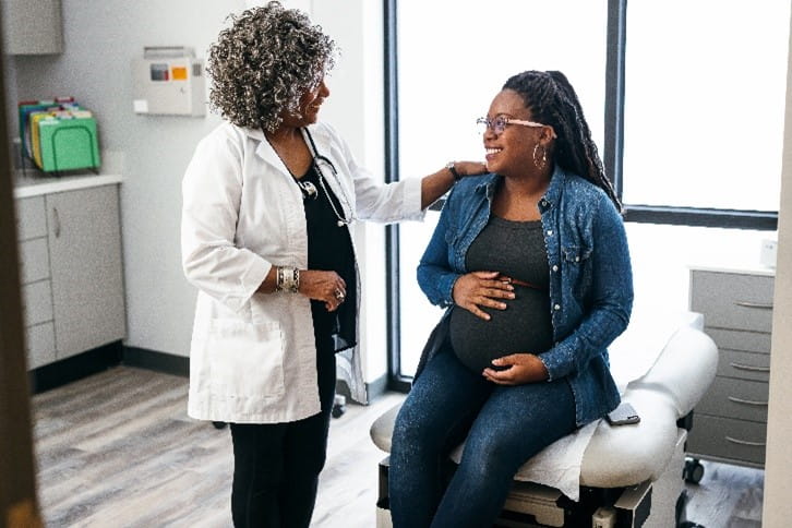 Doctor speaking with a pregnant patient