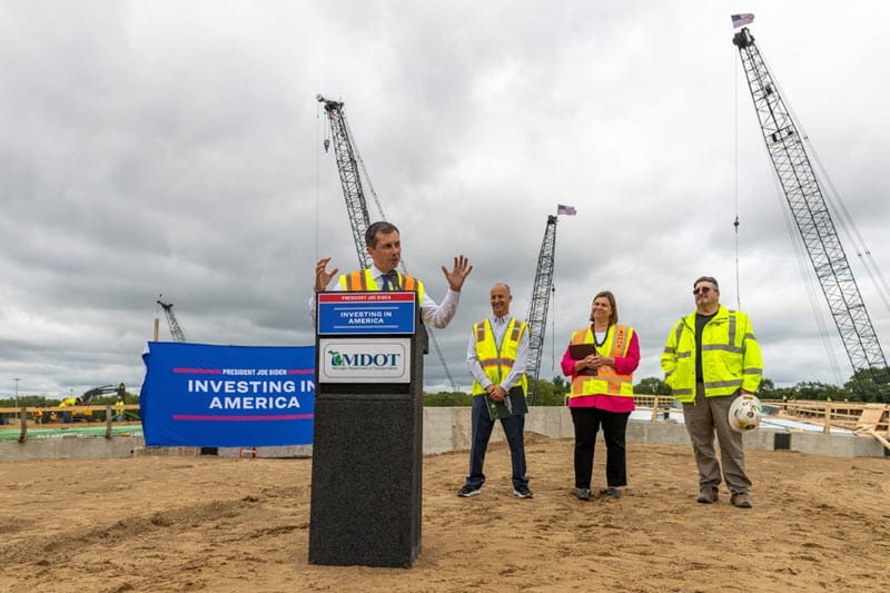 U.S. Transportation Secretary Pete Buttigieg was joined by Lansing Mayor Andy Schor, Rep. Elissa Slotkin, and Operating Engineers member Al Payne while visiting MDOT’s US-127/I-496 project in Ingham County.