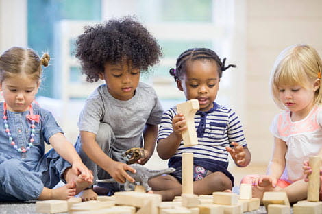 4 kids playing with blocks