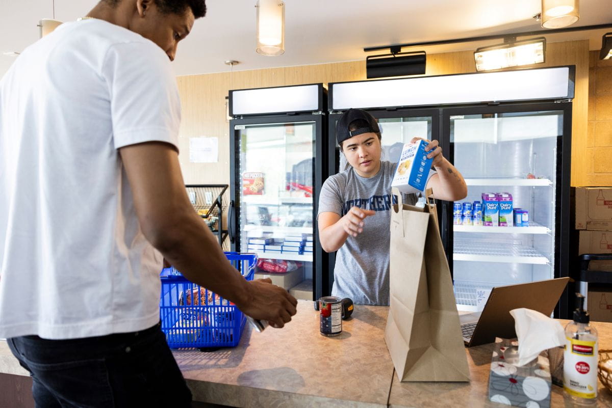 College students at food pantry