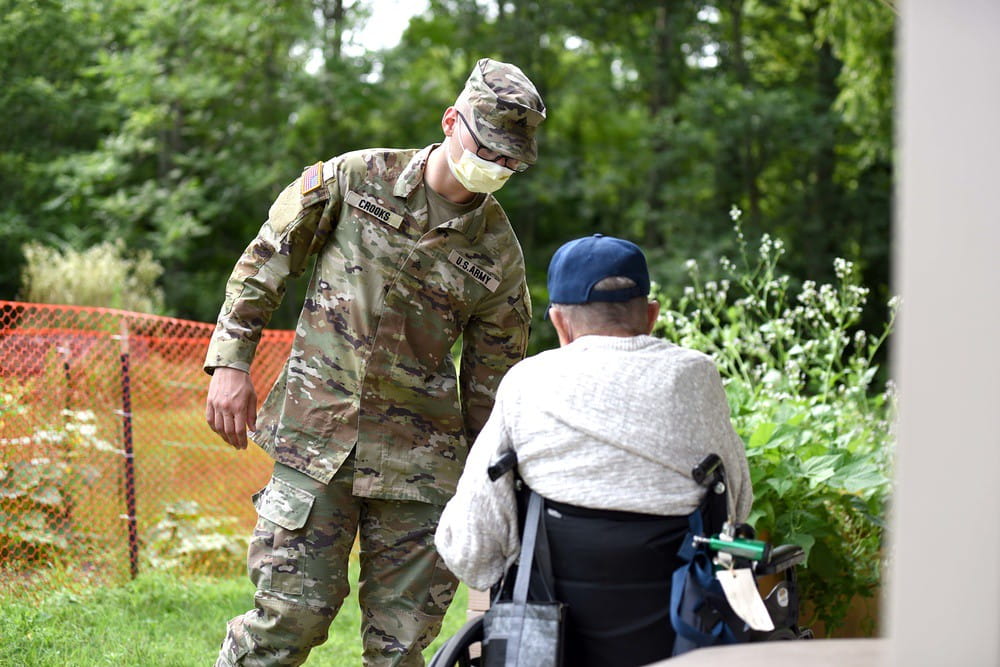 MVHGR MING Soldier assists veteran