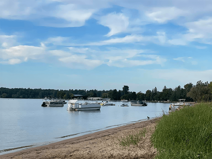 boats anchoring near shoreline