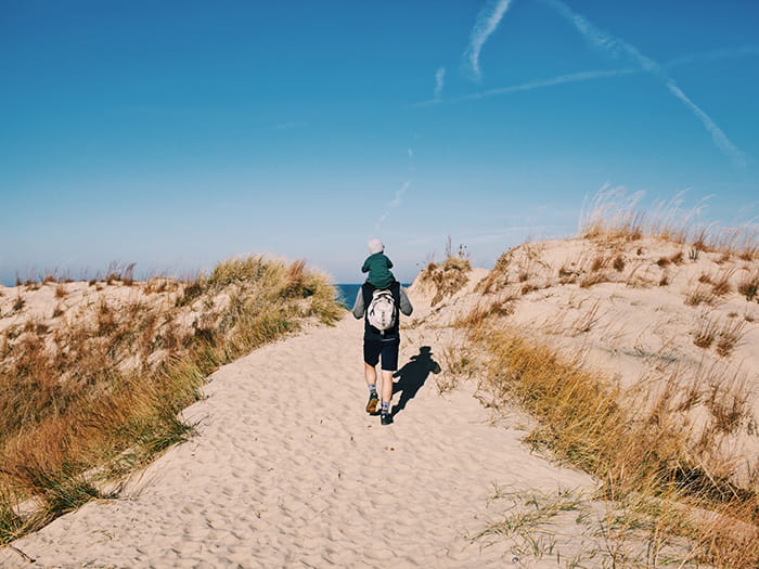 ManandchildwalkingoverdunephotobyDanielleGrandholmInstagramrisingkites