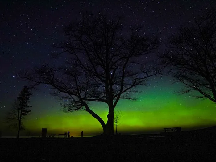 Northern lights presenting green and blue