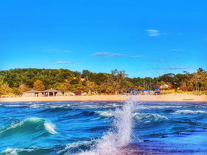 water splashing with day use area in background