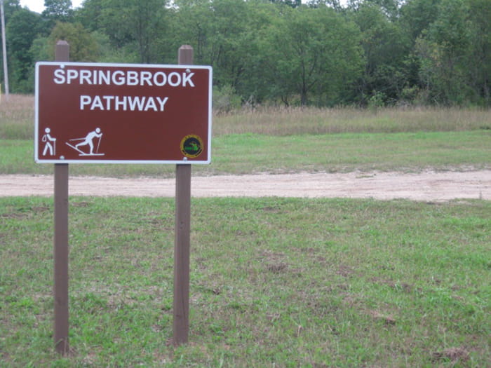 A sign at the trailhead of the Spring Brokk Pathway
