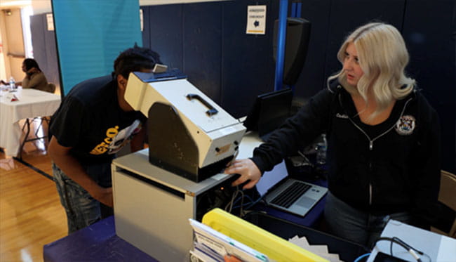 R2R participant takes eye exam