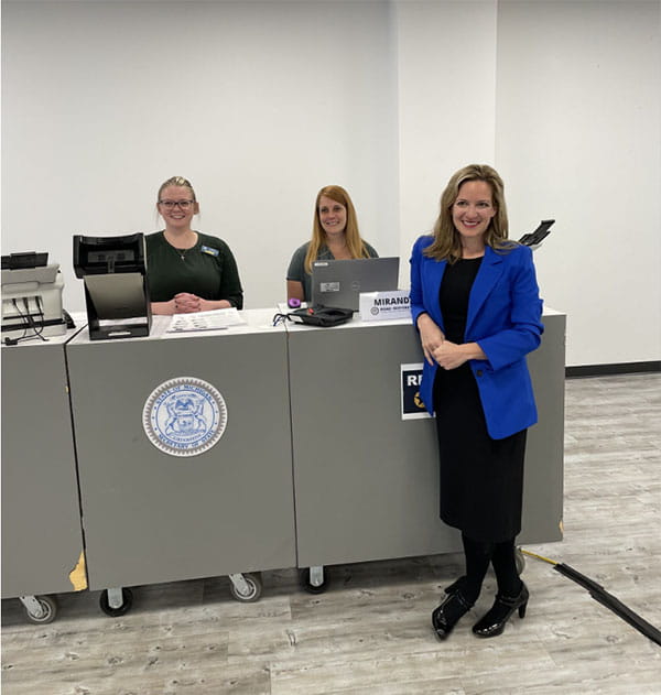 Secretary Benson greets Mobile Office staff at R2R Clinic