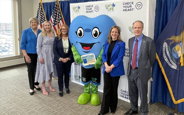 Secretary Benson stands with Organ and Tissue Advocates